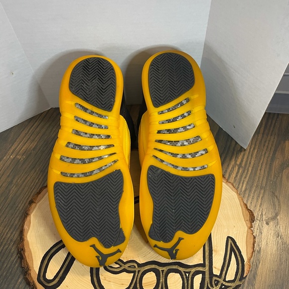 Jordan Retro 12 - University Gold - Picture 2 of 7